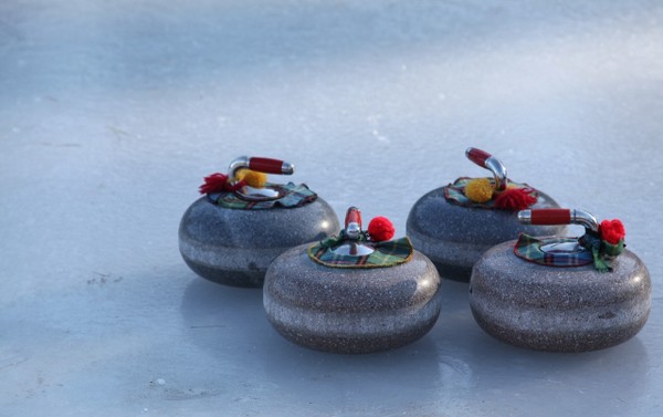 4 Curlingsteine auf Eis